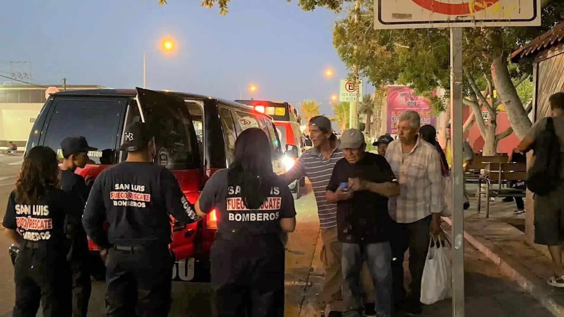 Elementos de Bomberos Voluntarios repartieron diversos productos entre las personas que viven en la calle y migrantes